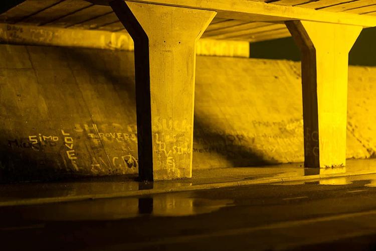 Den britiske kunstner Mark Leckey inviterer publikum med tilbage til nætterne under motorvejsbroen syd for Liverpool. 