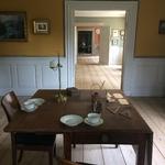 Man skulle næsten tro, at Kamma Rahbek netop havde forladt stuerne for at hente teen. Ud over te og måltider, var det firkantede bord stedet, hvor tidens store forfattere og debattører mødtes for at diskutere litterære og politiske spørgsmål. 