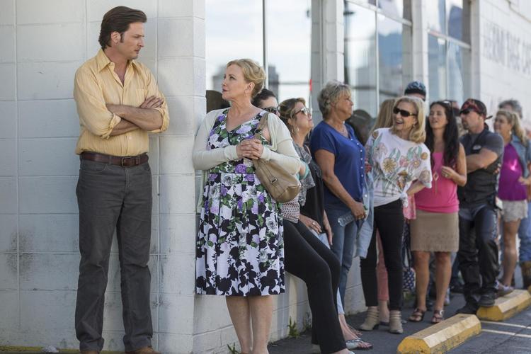 Aden Young som Daniel og J. Smith-Cameron som hans mor, Janet Talbot. 