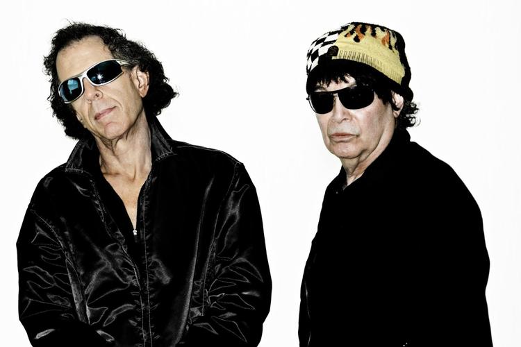 Lige så hård fra den anden side, som han var for 40 år siden, er Alan Vega på sit posthume album ’IT’. Indspillet af hustruen Liz Lamare, som han også har holdt familiekoncerter med – sammen med sønnen Dante. 