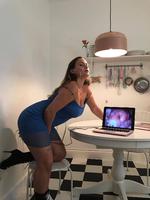 »Jeg håber at man om 50 år tænker, det er så 2017 det der, når man ser billederne. Det er sådan jeg har det med de bøger, jeg har fra 70’erne. Det er så 70’er-agtigt, med de karryfarvede og håndtegnede animationer«, siger Maja Malou Lyse. Dette billede , hvor hun er i gang med at undersøge sin egen livmoderhals, ligger på hendes Instagramprofil. 