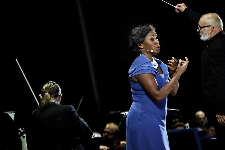 Den britiske sopran Elizabeth Llewellyn optrådte udendørs ved Skuespilhuset. Fra næste måned synger hun titelpartiet i ’Madame Butterfly’ i Operaen. 