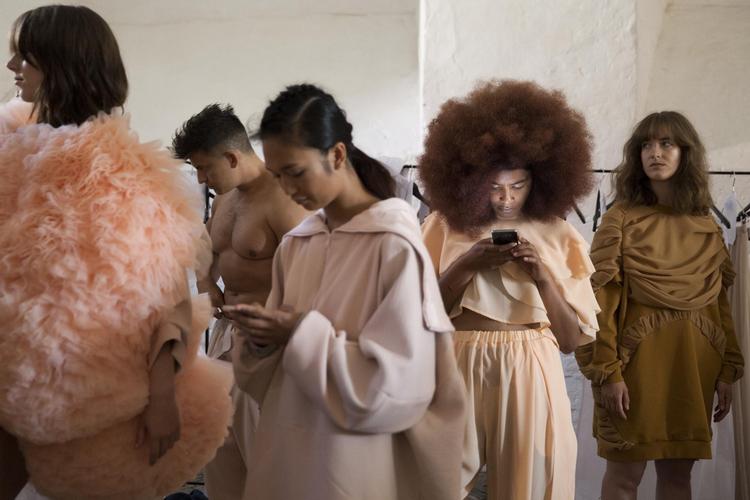 Når det handler om tøj og sko, er modeinteresserede danskere i den digitale frontgruppe. Det så modellerne i Nicholas Nybros show i Christian 4.’s Bryghus ved Frederiksholm kanal i går også ud til at være. 