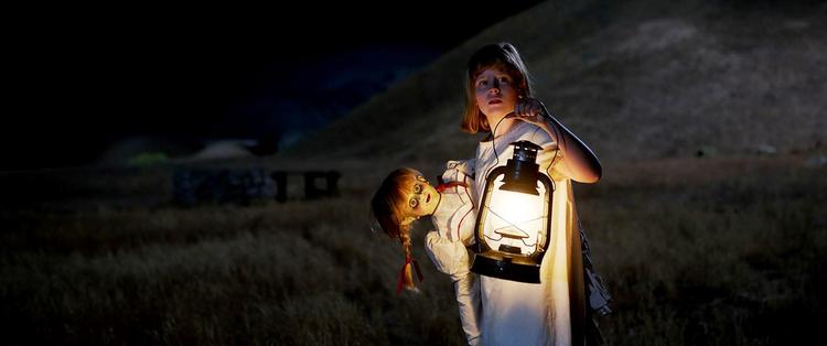 Det er en nysgerrig forældreløs pige, der finder dukken Annabelle i et aflåst skab. 