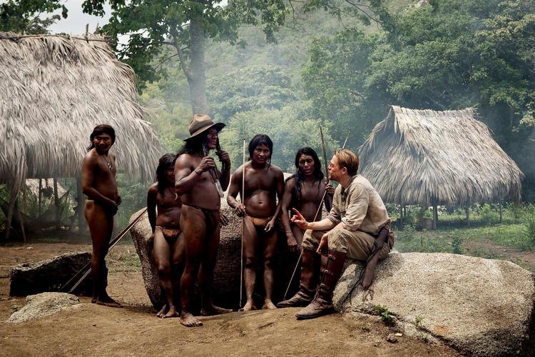 Percy Fawcett, spillet af Charlie Hunnam, i samtale med indianere i Amazonas, hvor den virkelige Fawcett for 100 år siden mente at have fundet spor af en 1.000 år gammel by-kultur. 
