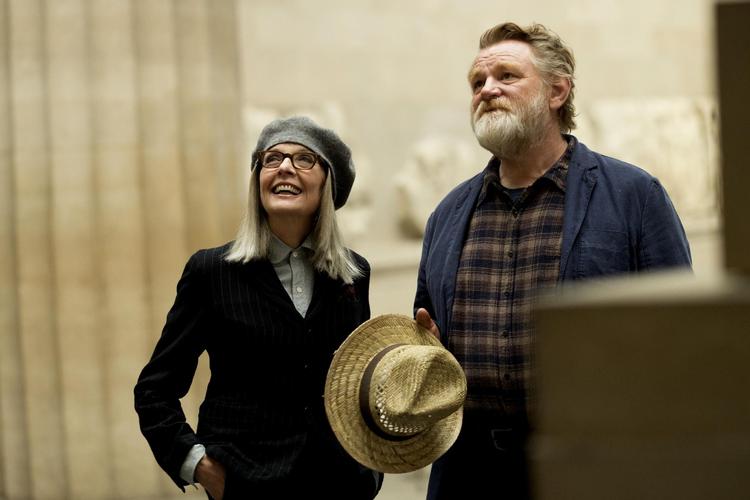Overklassedamen med velhaverlejligheden fuld af rykkerbreve, spillet af Diane Keaton, får benene slået væk under sig af den christianitagtige genbo, spillet af Brendan Gleeson.  