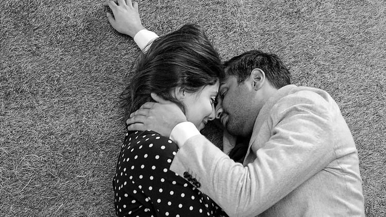 Romantisk ser det ud, men til Devs store fortrydelse må romancen – i første omgang – forblive en fantasi. Godt, at man kan dagdrømme. 