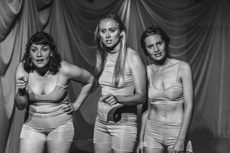 De er smasksmækre og i stødet til at bryde kvindetabuer med både morgenånde, skedeprutter og røvhuller, der vil anerkendes. 