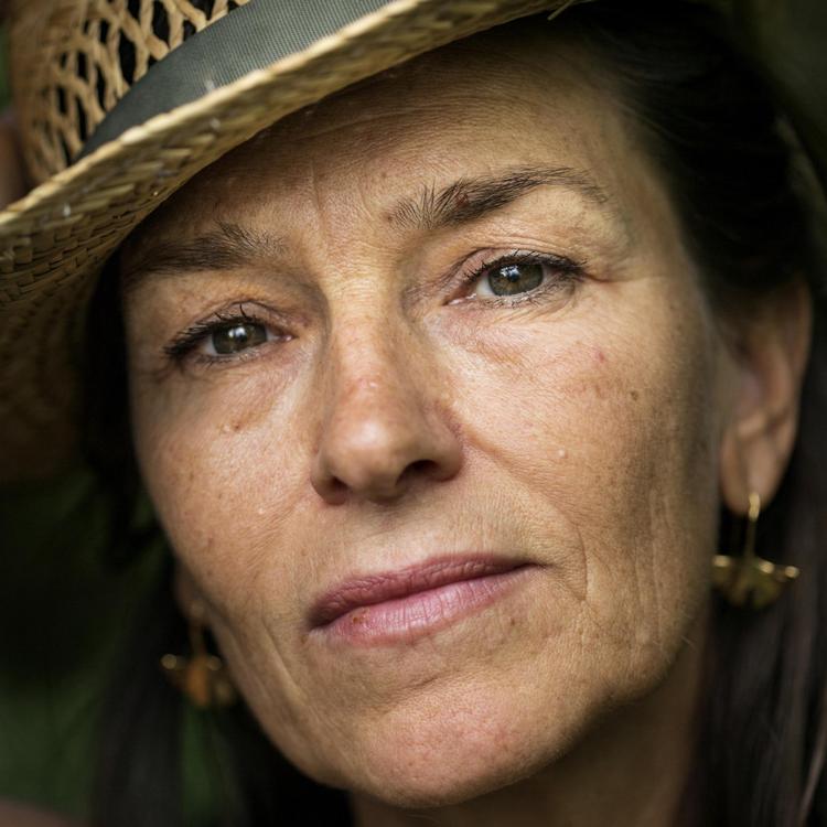 Elisabeths stemme har en helt særlig tone, som får en sang med hende til at lyde som en fortrolig besked fra en forstående ven. 