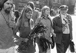 Carl Madsen forsvarede de aktivister, der blev anholdt i forbindelse med protesterne imod Vietnamkrigen og de efterfølgende voldsomme uroligheder foran den amerikanske ambassade i maj 1968. Her ses han sammen med en gruppe aktivister efter et blomstrende retsmøde i 1969. 