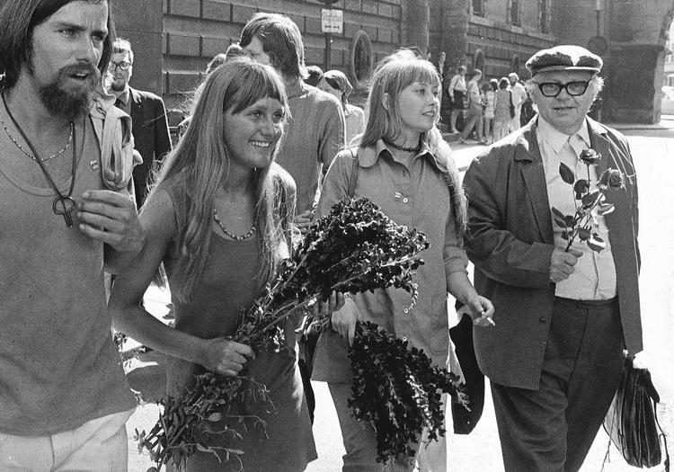 Carl Madsen forsvarede de aktivister, der blev anholdt i forbindelse med protesterne imod Vietnamkrigen og de efterfølgende voldsomme uroligheder foran den amerikanske ambassade i maj 1968. Her ses han sammen med en gruppe aktivister efter et blomstrende retsmøde i 1969. 