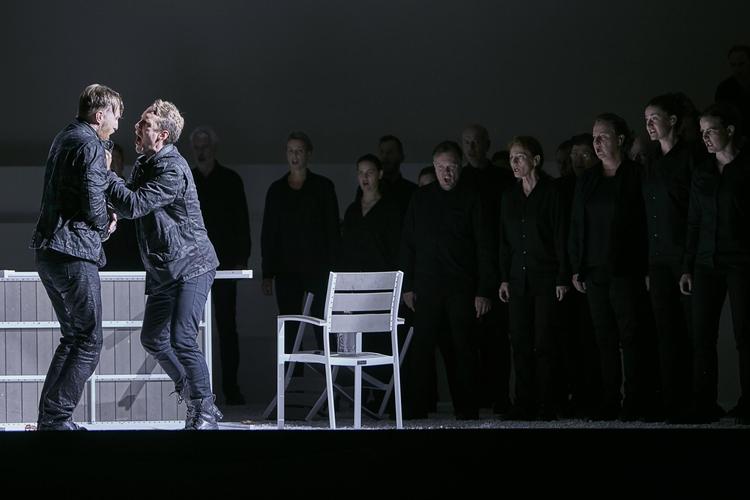 James Laing og Jacques Imbrailos personer tegnes snarere af deres fysiske spil end af tonerne, mens Den Jyske Operas Kor formidler musikken smukt. 