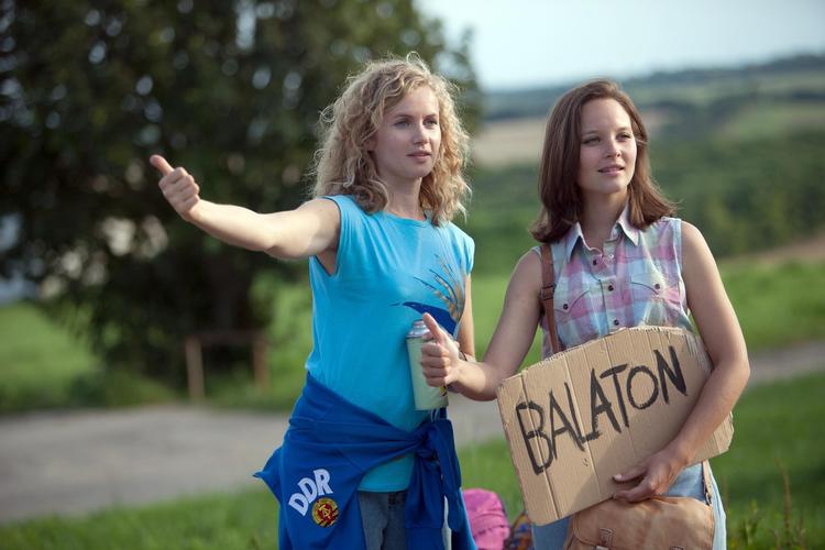 Sonja Gerhardt (th.) som Maja og Cornelia Gröschel som Catrin på vej til Balaton i Ungarn, hvor både øst- og vesttyskere kommer. 