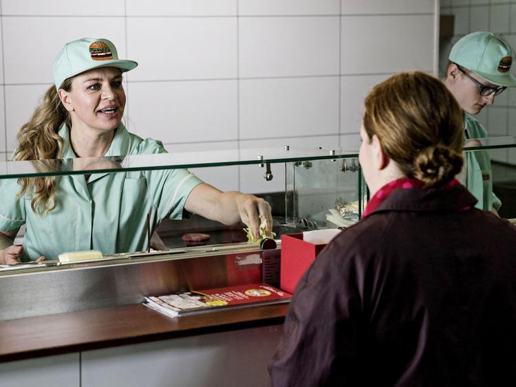Ved begyndelsen af fjerde sæson af ’Rita’ er hun, Mille Dinesen, endt bag disken på en burgerbar. 