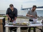 Magnus Sonne (tv.) og Gorm Wisweh kappes om, hvem der er bedst til at lave lækker mad med dansk fisk. 