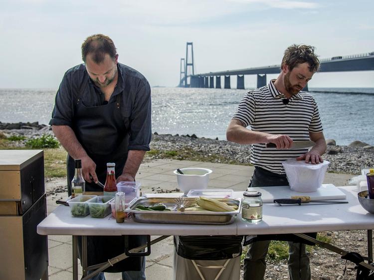 Magnus Sonne (tv.) og Gorm Wisweh kappes om, hvem der er bedst til at lave lækker mad med dansk fisk. 