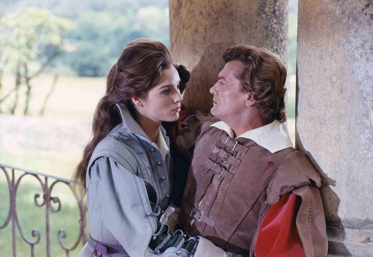 Elsa Martinelli og Jean Marais i 'Mit sværd for Frankrig'. 
