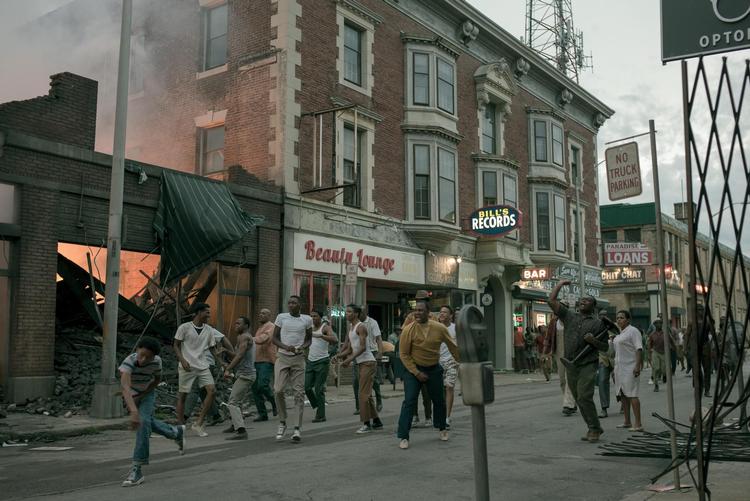 Selv om det er 50 år siden, at der en varm julinat opstod sort-hvid-optøjer i Detroit, ligner filmen ikke en isoleret begivenhed fra en fjern fortid. 