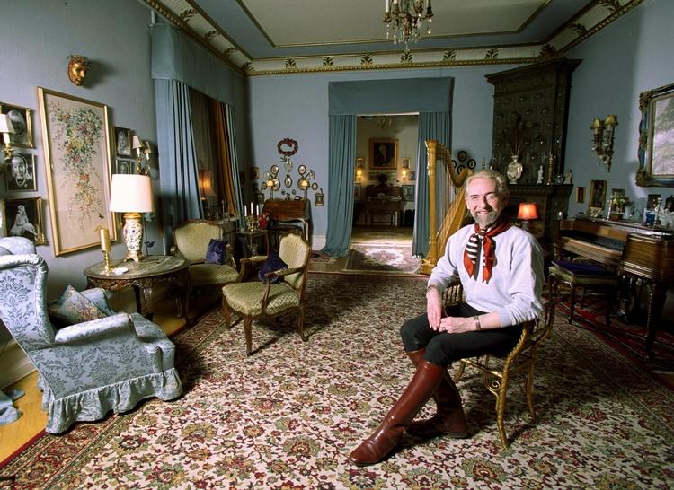 Marcel de Sade bar angiveligt lange støvler på grund af en ankelskade, der forhindrede ham i at blive en dygtig danser. 