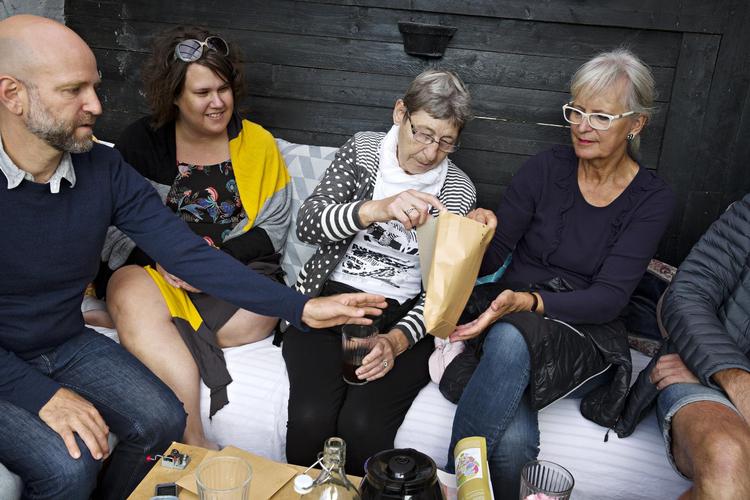 Et nyt initiativ på Kulturmødet er at skyde samtalen om kultur i gang via små sedler i en papirpose. Fra venstre musiker Mikael Pass, værtinde Gry Skaarup og kulturmøde-gæsterne Bodil Sørensen og Lisbeth Wagener. 