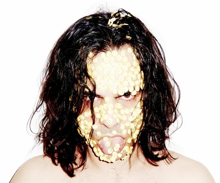 Skuespiller Simon Mathew er Amlet i digteren Caspar Erics omskrivning af Shakespeares drama, som har premiere på Aarhus Teater. 