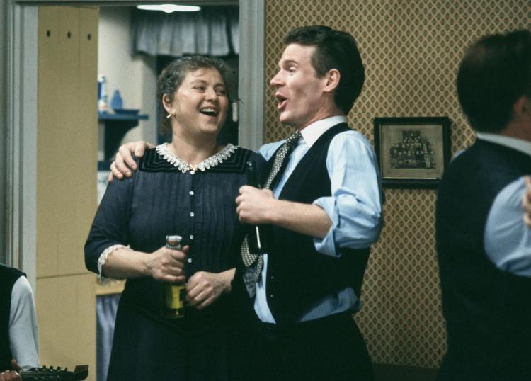 Kokkepigen Laura (Elin Reimer) sammen med nygifte Røde (Kurt Ravn), der synger alle vers i ’Visen om de 3 musikanter'. 