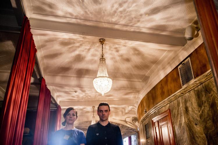 Marie Koldkjær Højlund og Simon Kvamm åbnede festugen med en forestilling på Aarhus Teater med en fortolkning af den danske sangskat. 