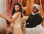 Her ses Vivien Leigh som Scarlett O'Hara, venstre, og Hattie McDaniel som Mammy i filmen 'Borte med blæsten'. 