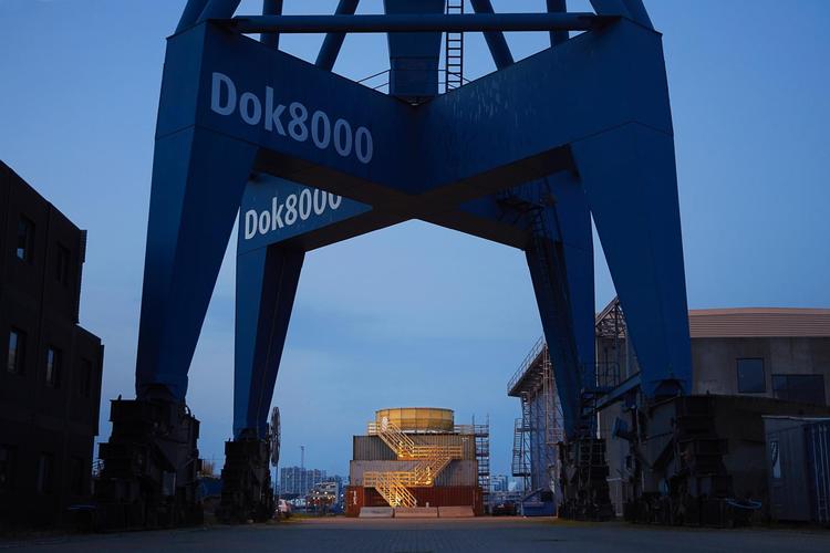 Den enorme havnekran i Aarhus, som i sin funktion som magnet også bærer tilnavnet 'Big Blue Bird'. 