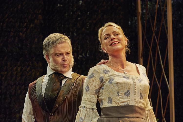 Jesper Mikkelsen som Charles Darwin og Anette Bod som Emma. 