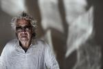 Mens Jørgen Leth modtager en pris for sit lange virke som kortfilminstruktør, er han optaget af at udforske æstetiske muligheder i nye film ved hjælp af blandt andet kameraet i en iPhone. 
