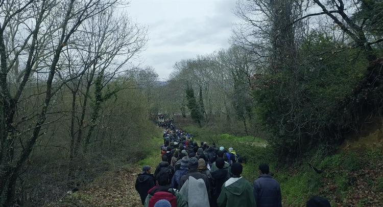 Hvor mennesker på flugt oftest mødes af kulde og ligegyldighed, holdes ude med brutale pigtrådshegn og placeres i endeløst store lejre, får de i filmen den værdighed, tv-reportagerne mangler. 