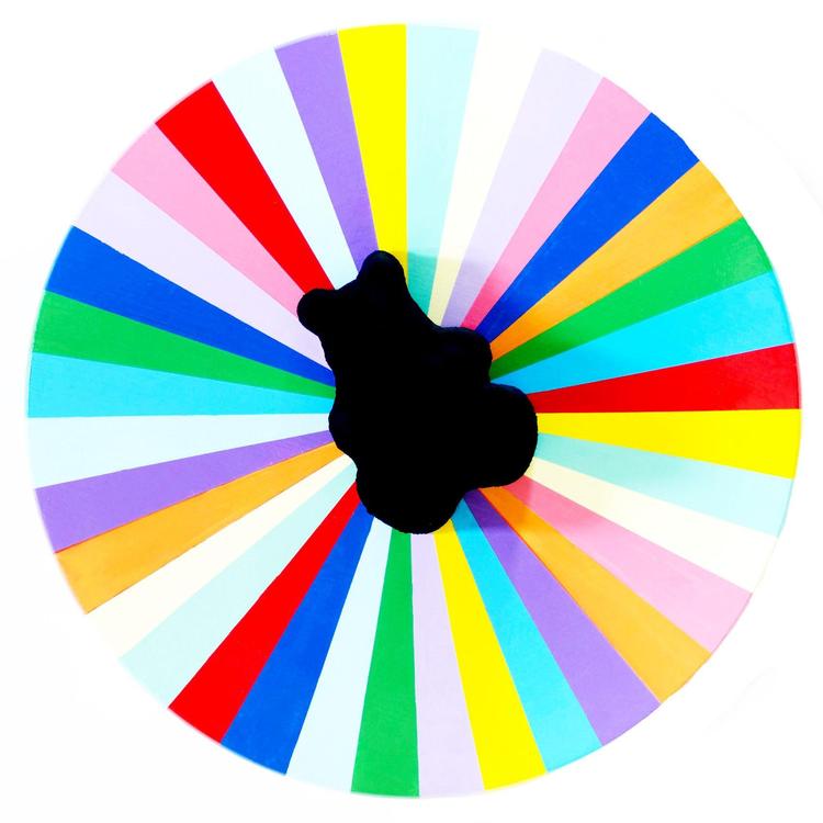 I Jason Chases farvehjul ses en bamse, hvis 3D-form dog forsvinder, da den er bemalet med Singularity Black. 