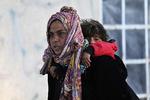 Denne kvinde, som er fotograferet ved ankomsten til en flygtningelejr i det nordøstlige Syrien i slutningen af juli, er ikke bogens Doaa Al Zamel, men de har meget til fælles. Doaa er blot en ud af mange syriske flygtninge, som er blevet internt fordrevne eller har søgt sikkerhed og fremtid udenfor Syrien. 