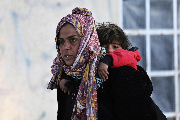 Denne kvinde, som er fotograferet ved ankomsten til en flygtningelejr i det nordøstlige Syrien i slutningen af juli, er ikke bogens Doaa Al Zamel, men de har meget til fælles. Doaa er blot en ud af mange syriske flygtninge, som er blevet internt fordrevne eller har søgt sikkerhed og fremtid udenfor Syrien. 