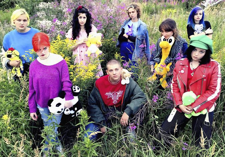 Der er knald på farveladen, når de otte piger i Annika Bergs debutfilm ’Team Hurricane’ fører sig frem. Mia og Sara, som interviewes her på siden sammen med Annika Berg, står bagest nr. 1 og 2 fra venstre. 