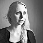 Sofie Elkjær Jensen. Operasanger. Uddannet fra Det Kongelige Danske Musikkonservatorium i 2008 og fra Operaakademiet i 2011. Ansat som solist på Det Kongelige teater. Fra søndag aktuel i Giuseppe Verdis opera 'Rigoletto'. 