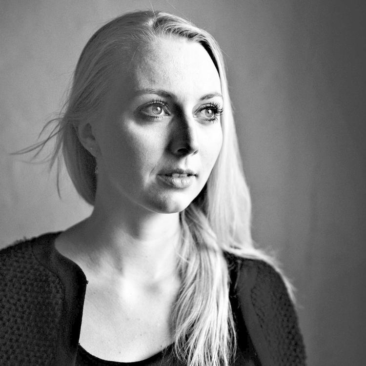 Sofie Elkjær Jensen. Operasanger. Uddannet fra Det Kongelige Danske Musikkonservatorium i 2008 og fra Operaakademiet i 2011. Ansat som solist på Det Kongelige teater. Fra søndag aktuel i Giuseppe Verdis opera 'Rigoletto'. 
