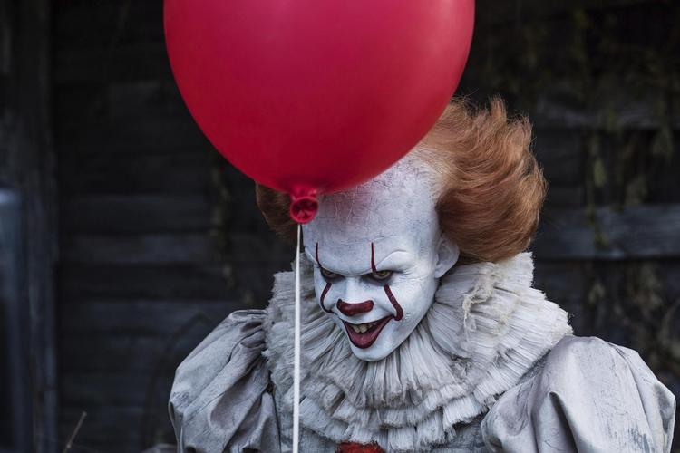 Klovne er blevet en kæmpe kliché i gyserindustrien, og killer clowns på YouTube har gjort os vante til at se røde næser i nyhederne. Så Pennywise fra Stephen Kings ’It’ burde ikke kunne skræmme os. Men det gør han. 