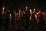 Hvide nationalister marcherer her gennem University of Virginia 11. august, aftenen inden ’Unite the Right’-demonstrationen i Charlottesville. Mange har tydeligvis lyttet til Anglin og iklædt sig den camouflage, han anbefaler: kakibukser, knappede skjorter og polotrøjer. 
