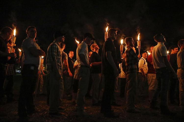 Hvide nationalister marcherer her gennem University of Virginia 11. august, aftenen inden ’Unite the Right’-demonstrationen i Charlottesville. Mange har tydeligvis lyttet til Anglin og iklædt sig den camouflage, han anbefaler: kakibukser, knappede skjorter og polotrøjer. 