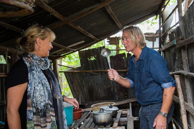 Christine Feldthaus og Erik Peitersen i skuret, der tilhører en enlig mor, der fanger krabber i rismarkernes mudder. 