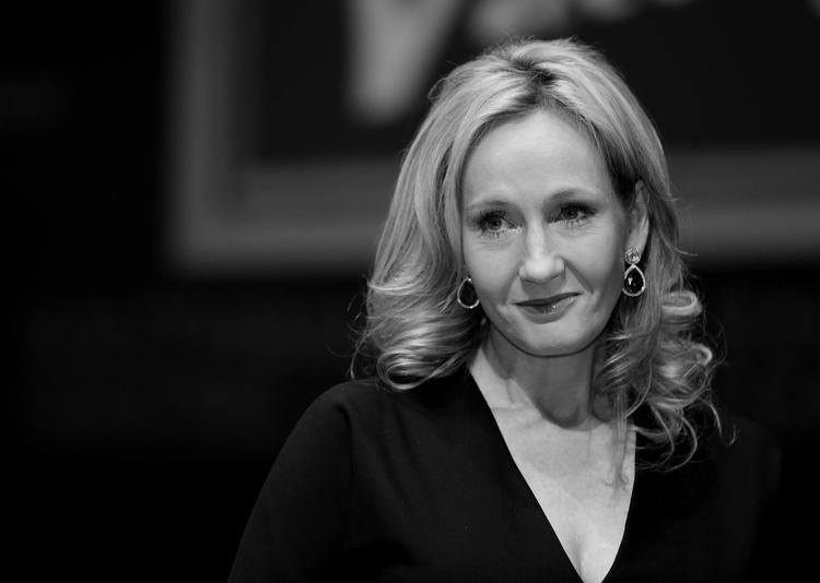 Som udgiver af J.K. Rowling kender forlaget Bloomsbury værdien af at kunne sende en engelsksproget forfatters bøger ud til læsere uden for Storbritannien.  