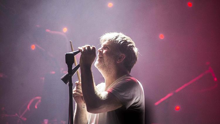 James Murphy på scenen i Vega fyrede jokes af og sang publikums yndlingssange. 