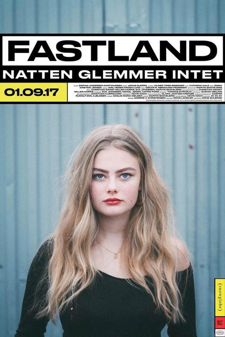Clara er en af de teenagere, man følger i webserien ’Fastland’, der gør op med forestillingen om, hvordan en serie bør være . 