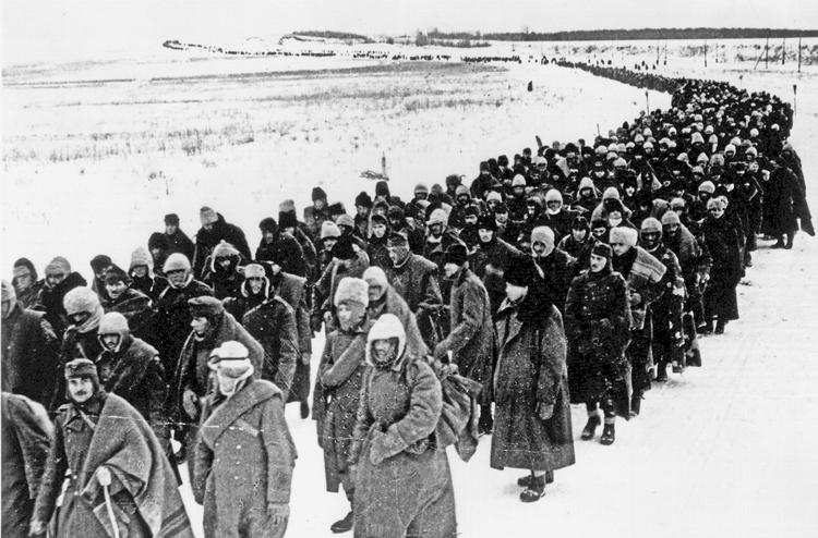 Tyske, italienske og ungarske soldater på vej mod en sovjetisk krigsfangelejr under Anden Verdenskrig. 
