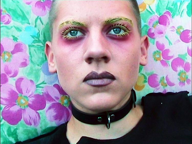 I ungdomsklubbens værksted kan man udforske sig selv med eksperimenterende kunst. Eja bruger hånddukker til at fortælle veninderne om livet som en pige, der føler sig som en dreng. 