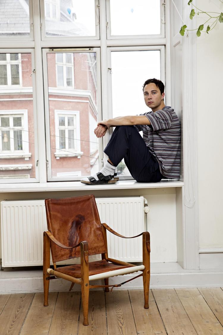 Pletterne på William Asinghs safaristol stammer fra noget duftolie, der fløj gennem rummet, da han ville slå op med sin kæreste. 