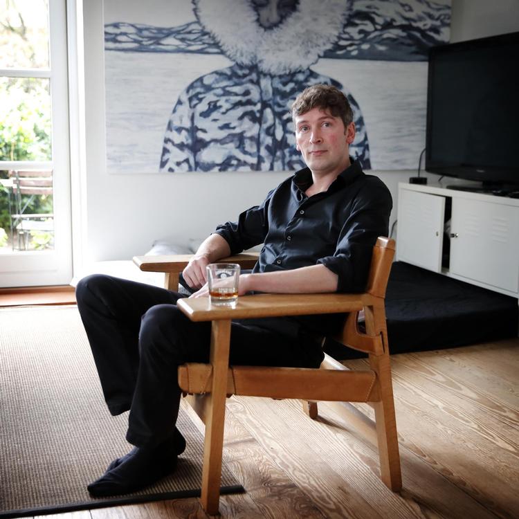 Jesper Wung-Sung føler sig suget ind i Børge Mogensens spanske stol, når han sidder i den. 