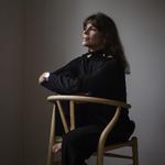 Wegners Y-stole bliver brugt året rundt i Ellen Hillingsøs hjem, så de er fulde af rynker og minder om gæster, der har siddet i dem. 